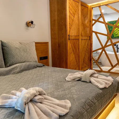 Pine & Wine Bathtub Appartement